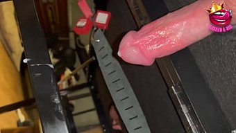 Süt Sağma Masasında Süt Sağma Kölesinin Orgazmı