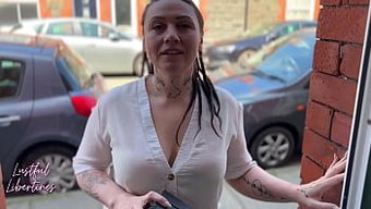 Inanılmaz Milf Güzeli, Genç Adamın Amına Olan Arzusunu Tatmin Ediyor