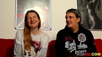 Minyon Esmer, Sert Bir Yüz Boşalması Ve Göğüs Sikişi Alıyor.