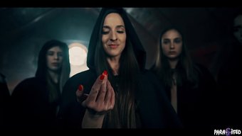 Amirah Adara'Nın Büyük Memeleri Ve Doğal Vücudu, Sıcak Bir Yüz Oturma Ve Grup Seks Sahnesinde.