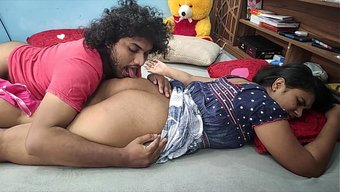 Malayalı Çift, Gecelikleriyle Evlerinde Romantik Seksin Tadını Çıkarıyor.