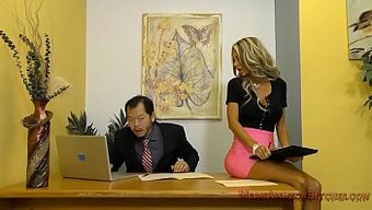 Courtney Taylor'In Göt Yalama Sahnesi