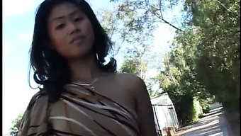 Muhteşem Bir Asyalı Güzellik Büyük Bir Siyah Yarrağı Istekle Emiyor Ve Yutuyor