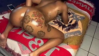 Mini Stallion'Un Seks Tiyatrosundaki Oral Ve Sikiş Performansının Amatör Videosu