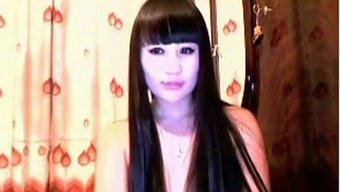 Koreli Bir Kız Iç Çamaşırını Web Kamerasında Sergiliyor