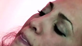 Kıvrımlı Esmer, Siyah Bir Sikin Üzerine Duygusal Bir Oral Seks Yapıyor Ve Tutkulu Bir Şekilde Seks Yapıyor.