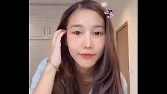 Göz Alıcı Göğüsler Ve Kusursuz Göğüsler Sergileniyor