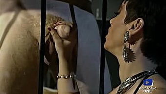 Fransız Esmer Elodie Chérie, Esir Partnerini Domine Ediyor Ve Anal Sikişiyor