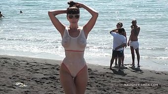 Çıplak Kız, Dildosuyla Zevki Keşfediyor