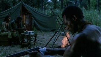 Bir Kadın, Kocasının Önünde Siyahi Bir Adamla Sikişiyor.