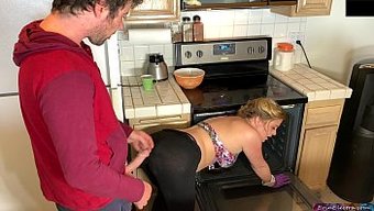 Kıvrımlı Sarışın Erin Electra'Nın Oral Fiksasyonu, Üvey Oğluyla Vahşi Bir Karşılaşmaya Yol Açıyor