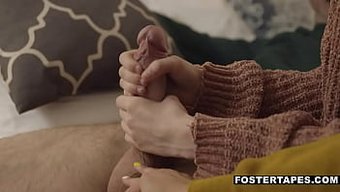 Genç Sarışın Ve Esmer Üvey Kızı, Üvey Ebeveynleri Ile Üçlü Keşfediyor