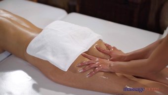 Emily Bright Ve Shalina Devine, Duygusal Bir Masaj Seansında