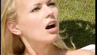 Angel Dark Ve Michelle Wild'In Yer Aldığı Vintage Radyo Istasyonu