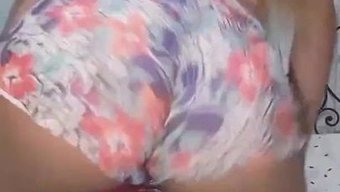 O Kız, Funky Müzik Eşliğinde Duygusal Bir Şekilde Dans Ediyor