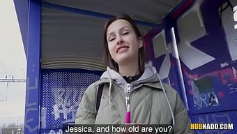 Jessica Night'In Yuvarlak Poposu Erik Everhard Tarafından Sıcak Bir Seansda Beceriliyor