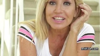 Büyük Göğüslü Bir Milf, Arkadaşının Penisinden Oral Zevk Alıyor