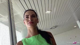 Megan, Zayıf Bir Genç, Alman Bir Izci Ile Para Karşılığında Halka Açık Seks Hakkında Konuşuyor