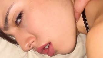 Küçük Göğüslü Ispanyol Genç Kız Deliklerini Spermlerle Dolduruyor
