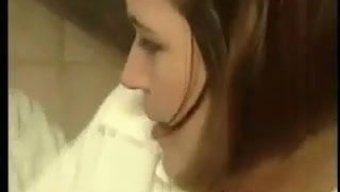 Bir Garson Ipuçlarını Ve Ödüllerini Yemekten Keyif Alıyor!