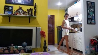 Minyon Güzelin Yemek Yapan Usta Sınıfıyla Isteklerinizi Karşılayın