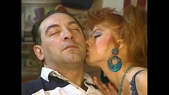 Şehvetli Dudakları Olan Sigara Içen Striptizci