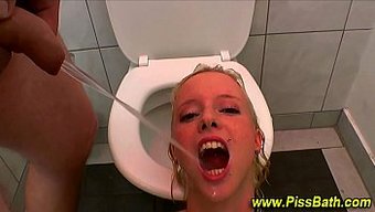 Idrar Içen Bir Fahişe Kadının Yer Aldığı Alışılmadık Bir Fetiş Videosu