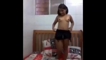 Genç Bir Kadın Vücudunu Ortaya Çıkarıyor Ve Kamera Için Kendini Tatmin Ediyor, Erkek Arkadaşı Izlerken