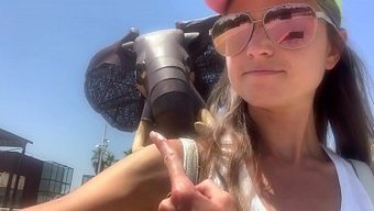 Seyahat Temalı Bir Videoda Derin Boğaz Ve Popo Oyunu