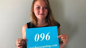 Büyük Göğüslü Çek Model Teresa, Moda Endüstrisine Girmeye Çalışıyor.