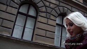 Bir Adam, Halka Açık Bir Ortamda Çıplak Göğüslü Bir Dj Ile Karşılaşır Ve Onu Özel Olarak Performans Sergilemeye Davet Eder.