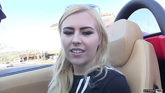 Esmer Güzellik, Büyük Bir Yarrağın Sıkı Göt Deliğini Genişletiyor