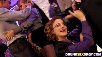 Azgın Kadınlarla Swinger Partisi Ve Grup Seks