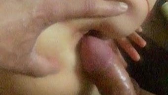 Olgun Kadın Anal Oyun Sırasında Banyoyu Kullanmak Için Mücadele Ediyor