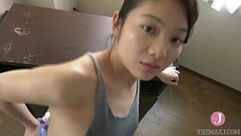 Japon Bebek Tsukasa Kamimae, Bir Makinede Poposunu Sallıyor