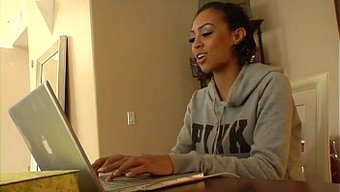 Cherry Hilson'In Kalçaları, Irklararası Bir Buluşmada Deliniyor