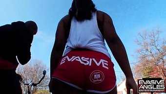 Dövmeli Haydut, Donsuz Bir Şekilde Binen Minyon Bir Siyah Güzellikle Karşılaşıyor