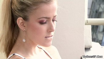 Sarışın Bebek Ve Yaşlı Adam Yoğun Bir Hardcore Seansa Giriyorlar.