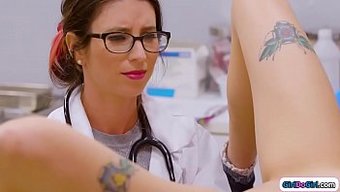 Olgun Bir Milf Ve Üvey Kızı Doktorlarını Vahşi Bir Üçlü Için Baştan Çıkarıyorlar