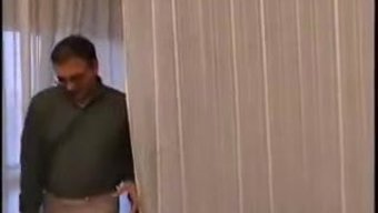 Italyan Shemale, Sınıflandırılmış Reklamlara Cevap Veriyor, Oral Ve Bareback Eylemlere Yol Açıyor