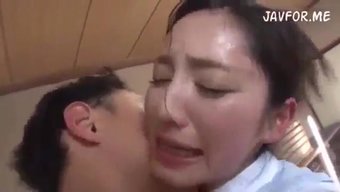 Erika Momotani Ve Kız Arkadaşının Ateşli Lezbiyen Sahnesi