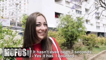 Lucia Nieto, Halka Açık Alanda Zevk Için Para Arıyor