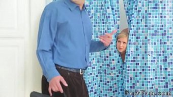 Baştan Çıkarıcı Üvey Erkek Kardeş, Sapık Arkadaşının Annesiyle Pislik Yapıyor