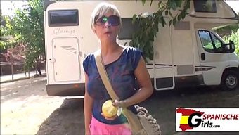 Bir Anne Ve Kızı, Kamp Gezisinde Üçlüye Katılıyorlar