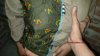 Bir Kız Arkadaşla Grup Seks, Sert Eylemin Vahşi Bir Gecesine Yol Açıyor