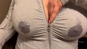 Göğüslü Kız Halatlarla Ve Zevkle Fantezi Yapıyor