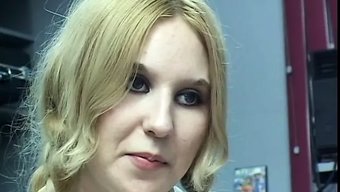 Okul Üniforması Giyen Kıvrımlı Sarışın, Yüzüne Sikişiyor Ve Büyük Siyah Yarrağı Anal Için Alıyor