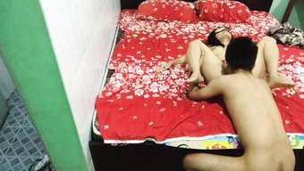 Sıkı Asyalı Amcığı Yatak Odasında Yalatılıyor