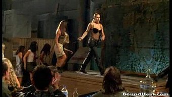 Femdom Metresler Köleleri Hapishanelerinde Eğitiyor