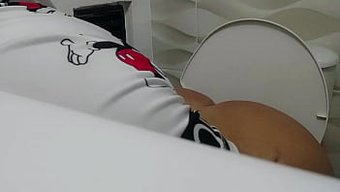 Gizlice Tuvalette Kendini Rahatlatırken, Üvey Annemin Muhteşem Arka Ucunu Yakalıyorum.